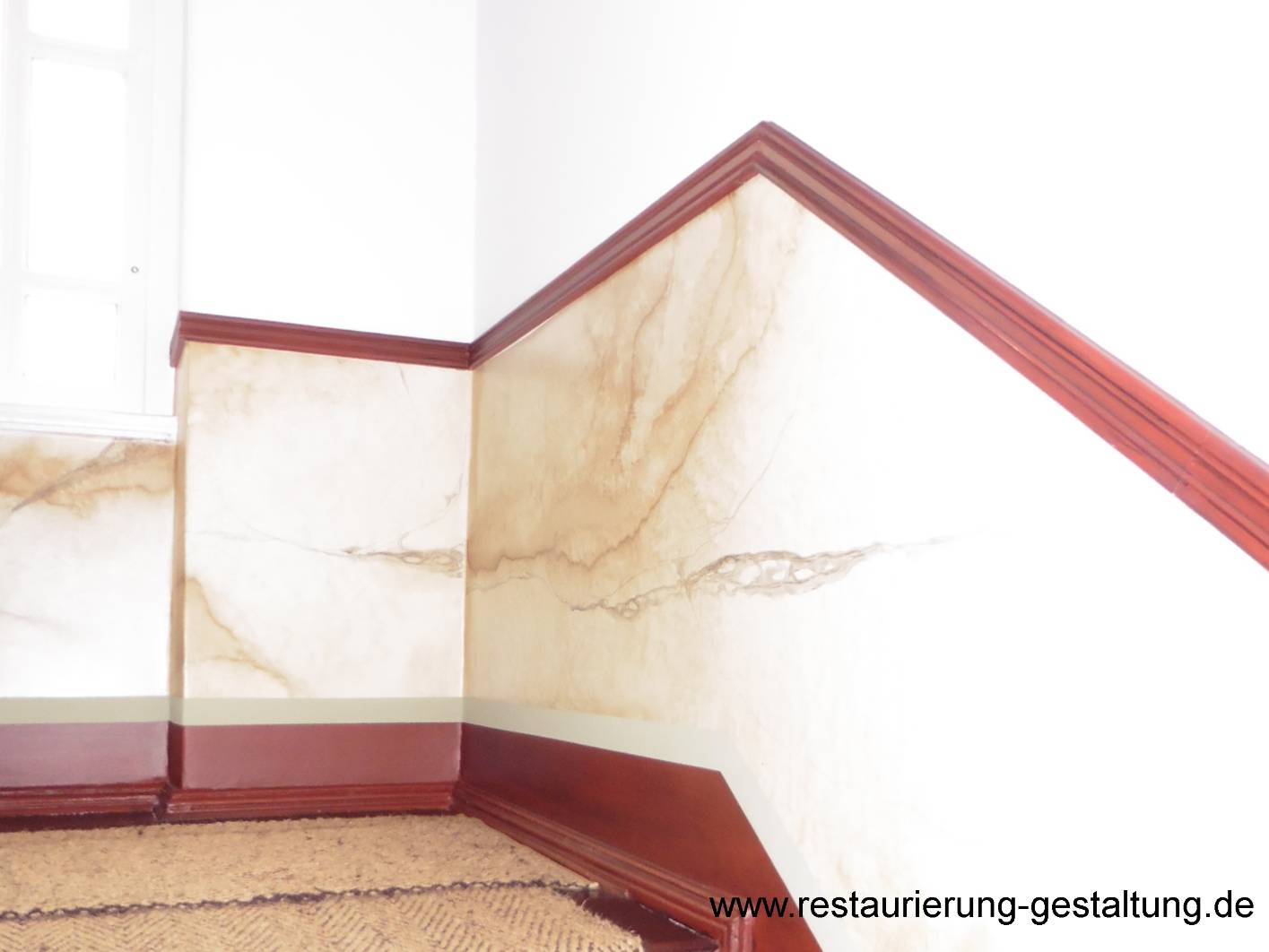 X Das Treppenhaus in Berlin Charlottenburg gehört zu einem Denkmal. Das Treppenhaus wurde vom Unternehmen Restaurierung & Gestaltung Schimpf restauriert beziehungsweise rekonstruiert. Hierbei wurde darauf geachtet, dass das Denkmal zum einen denkmalgerecht zum anderen aber auch einer modernen Nutzung nicht im Wege steht. Das Marmorpaneel bildet das Highlight im Treppenhaus. Dieses schütz sehr gut vor Beschädigungen Nutzungsspuren die im laufe der Zeit dem Altbau seine optische Wertigkeit nehmen. Auch die Traljen wurde mit einer Lasur versehen. An den Türen wurde eine Patina aufgesetzt die den Alterungsprozess verzögert. Alle Materialien und Techniken wurden vom Maler, Malermeister und Restaurator auf Nachhaltigkeit und Langlebigkeit ausgesucht und entsprechend verarbeitet. .